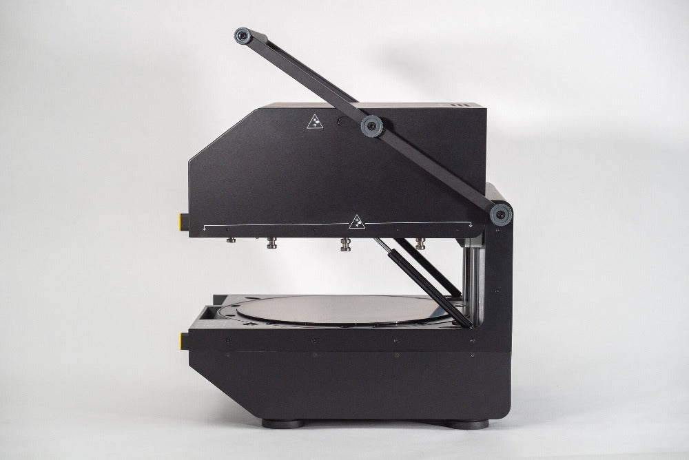 Mayku Multiplier 3D Print. Deze desktop pressure former kan razendsnel een negatief maken van uw 3d-print of ander object. Neem contact op voor meer informatie of maak een afspraak en kom hem bekijken in onze showroom! Maak volledig transparante prototypes, gedetailleerde end-parts en complexe giet vormen en flexibele mallen. Maak onderdelen met een hoog detailniveau en nauwkeurigheid vergelijkbaar met spuitgieten tegen een fractie van de kosten.