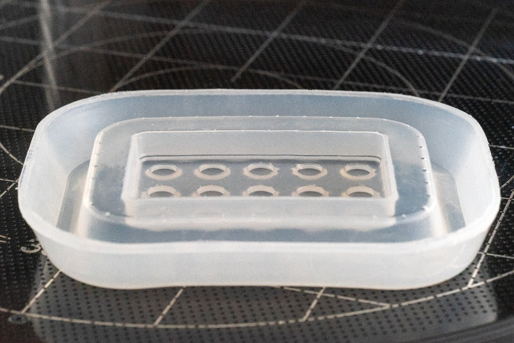 Mayku Multiplier 3D Print. Deze desktop pressure former kan razendsnel een negatief maken van uw 3d-print of ander object. Neem contact op voor meer informatie of maak een afspraak en kom hem bekijken in onze showroom! Maak volledig transparante prototypes, gedetailleerde end-parts en complexe giet vormen en flexibele mallen. Maak onderdelen met een hoog detailniveau en nauwkeurigheid vergelijkbaar met spuitgieten tegen een fractie van de kosten.