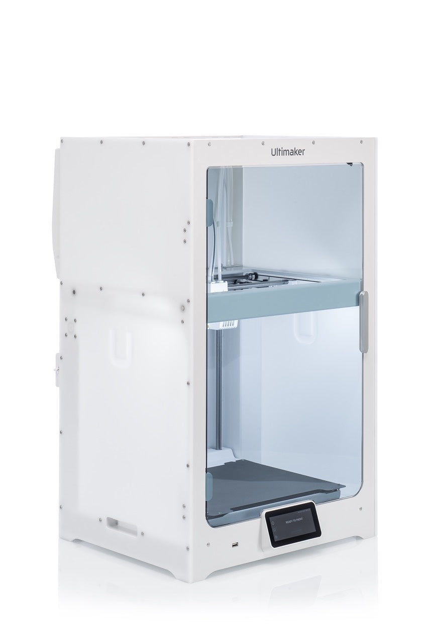 Ultimaker S7. De nieuwe s7 heeft verbeterde specs van de s5 en onder andere voorzien van een flexible bouwplaat, een actieve fail sensor welke in kan grijpen wanneer een print dreigt te mislukken.