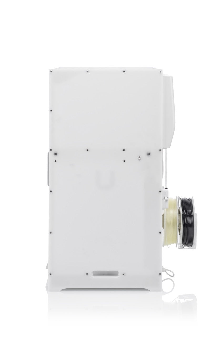 Ultimaker S7. De nieuwe s7 heeft verbeterde specs van de s5 en onder andere voorzien van een flexible bouwplaat, een actieve fail sensor welke in kan grijpen wanneer een print dreigt te mislukken.