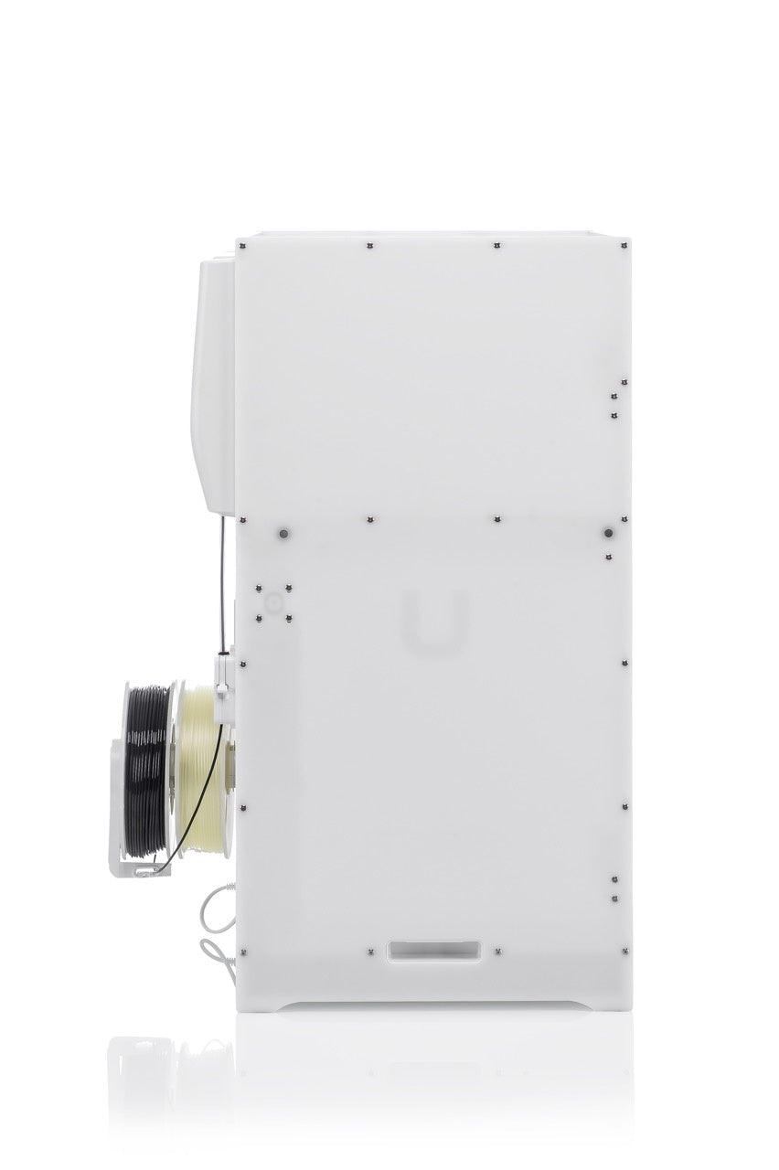 Ultimaker S7. De nieuwe s7 heeft verbeterde specs van de s5 en onder andere voorzien van een flexible bouwplaat, een actieve fail sensor welke in kan grijpen wanneer een print dreigt te mislukken.