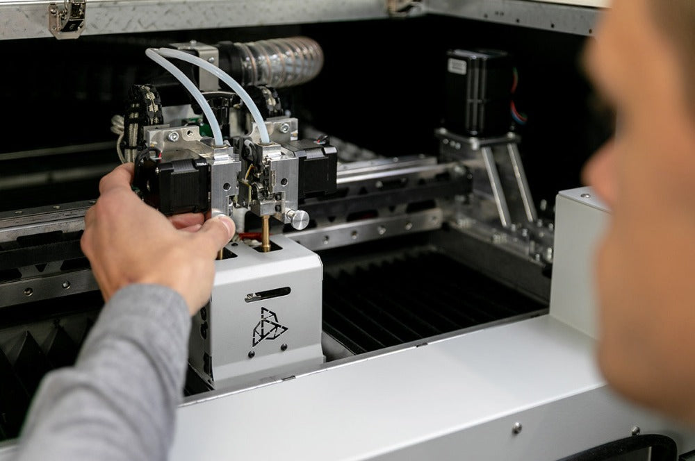 De 3DGence INDUSTRY F421 is de opvolger van de F420 is een dual extruder FDM (fused deposition modelling) 3D-printer die is ontworpen voor het printen van hoogwaardige technische kunststoffen, waaronder PEEK en ULTEM AM9085F, ABS, PLA, ASA, PC en PA6/69.