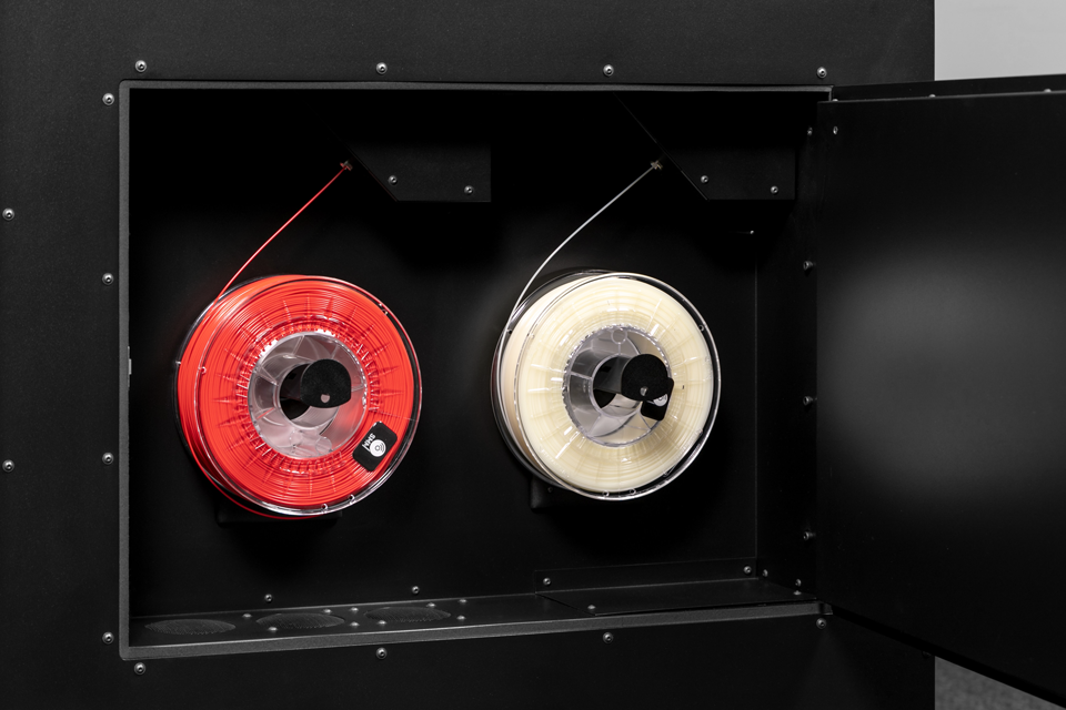 De 3DGence INDUSTRY F350 is een dual extruder FDM 3D-printer die is ontworpen voor industriële toepassingen waar nauwkeurigheid, snelheid, comfort en veiligheid van het gehele 3D-printproces cruciaal zijn. De INDUSTRY F350 is geschikt voor het werken met een breed scala aan technische materialen, waaronder de hoogwaardige thermoplasten. Print hoogwaardige materialen van technische kwaliteit op één machine .