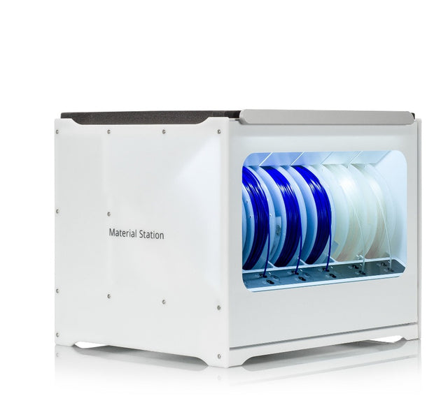 Ultimaker Material Station laadt snel en gemakkelijk 6 filament spoelen die automatisch kunnen worden herkend met behulp van een NFC-chip en integratie met Cura. Dankzij de filamentsensoren en aparte feeders kan de printer filamentwissels voor, tijdens en na het printen uitvoeren.