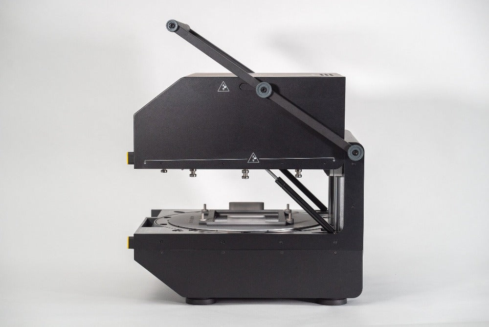 Mayku Reducing Plate Verminder afval, open een wereld van nieuwe materialen Naadloos geïntegreerd met de Mayku Multiplier, condenseert de nieuwe Reducing Plate het vormgebied van de Multiplier tot A4- of US-letterformaat, waardoor toegang wordt geboden tot honderden wereldwijde plaatleveranciers die rechte vellen aanbieden.