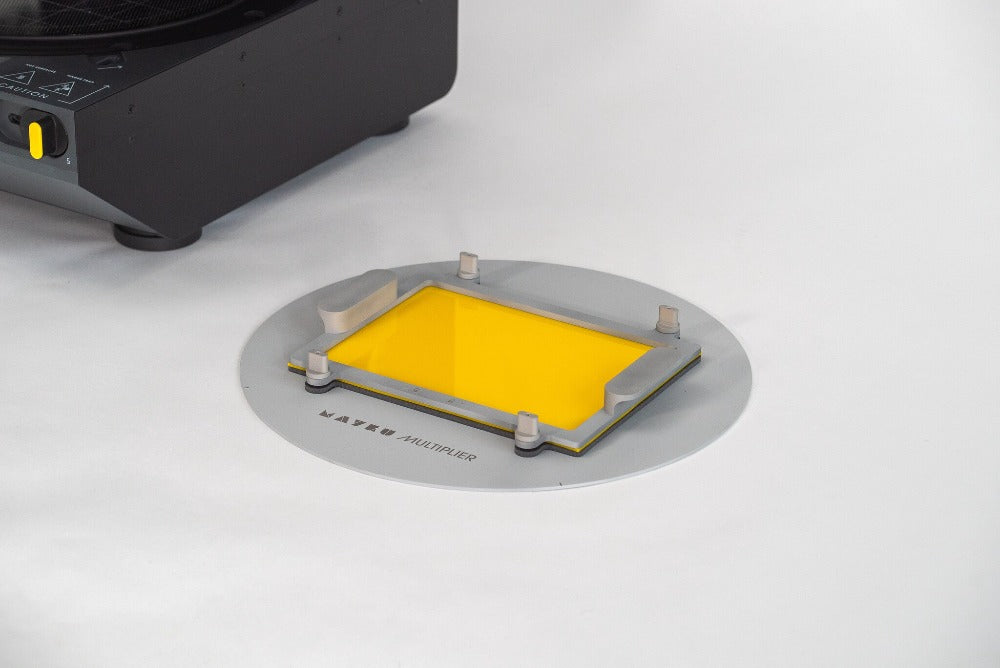 Mayku Reducing Plate Verminder afval, open een wereld van nieuwe materialen Naadloos geïntegreerd met de Mayku Multiplier, condenseert de nieuwe Reducing Plate het vormgebied van de Multiplier tot A4- of US-letterformaat, waardoor toegang wordt geboden tot honderden wereldwijde plaatleveranciers die rechte vellen aanbieden.