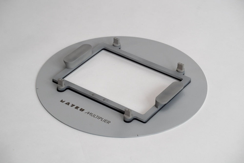 Mayku Reducing Plate Verminder afval, open een wereld van nieuwe materialen Naadloos geïntegreerd met de Mayku Multiplier, condenseert de nieuwe Reducing Plate het vormgebied van de Multiplier tot A4- of US-letterformaat, waardoor toegang wordt geboden tot honderden wereldwijde plaatleveranciers die rechte vellen aanbieden.