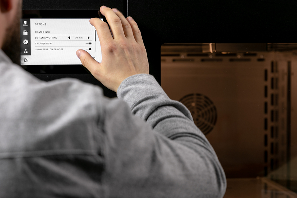 De 3DGence INDUSTRY F350 is een dual extruder FDM 3D-printer die is ontworpen voor industriële toepassingen waar nauwkeurigheid, snelheid, comfort en veiligheid van het gehele 3D-printproces cruciaal zijn. De INDUSTRY F350 is geschikt voor het werken met een breed scala aan technische materialen, waaronder de hoogwaardige thermoplasten. Print hoogwaardige materialen van technische kwaliteit op één machine .