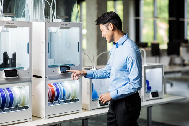 Wij bieden de volgende eendaagse cursus aan: ''Basiscursus Ultimaker''. Voor nieuwe of bestaande gebruiker van de Ultimaker printer's. Tijdens deze training leer je alles over het 3D-printproces, de omgang met de 3D-printer, materialen en over software. Wij bieden de cursus aan aan iedereen die een printer bij ons koopt.