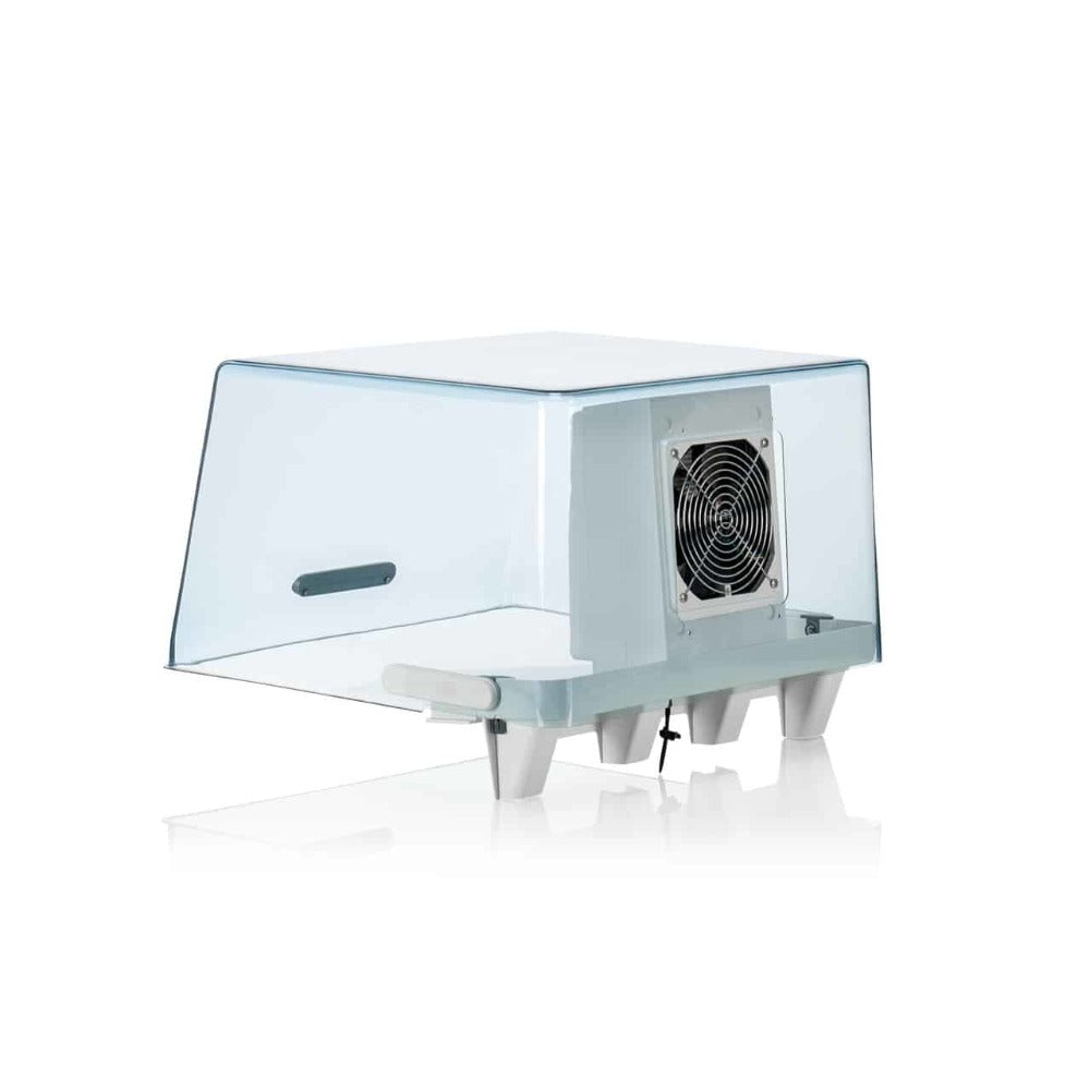 Ultimaker S5 Air Manager BETROUWBAAR EN VEILIG De Air Manager zorgt voor een betere werkomgeving door een gesloten behuizing te bieden, met behulp van een stille ventilator en een luchtfilter die de lucht zuivert van 95% van alle fijnstof die vrijkomt bij het printen.