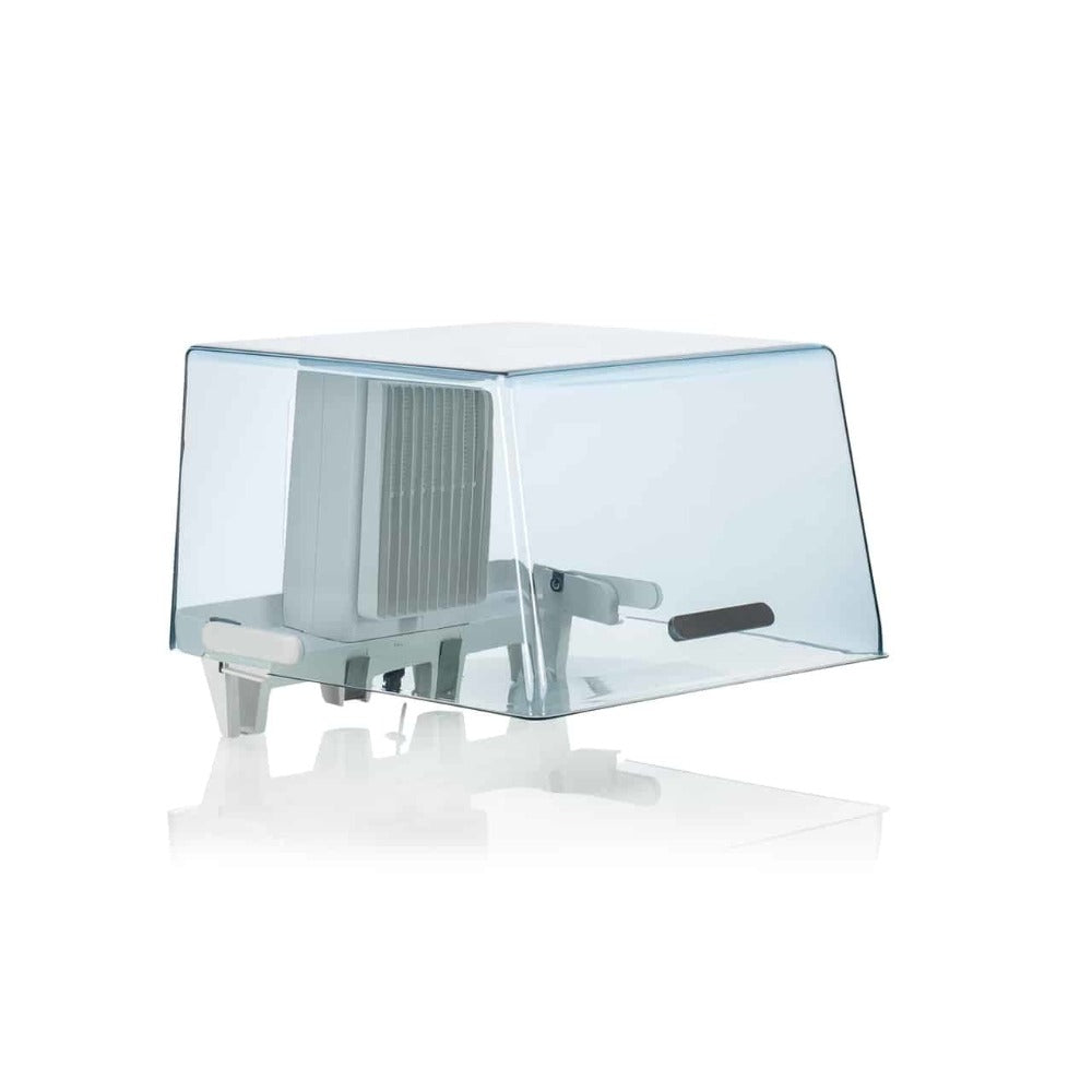 Ultimaker S5 Air Manager BETROUWBAAR EN VEILIG De Air Manager zorgt voor een betere werkomgeving door een gesloten behuizing te bieden, met behulp van een stille ventilator en een luchtfilter die de lucht zuivert van 95% van alle fijnstof die vrijkomt bij het printen.