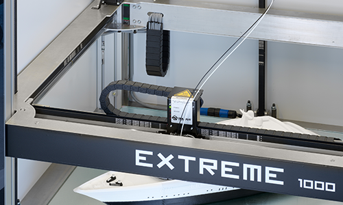 Builder Extreme 1000 PRO. Met een printvolume van 700x700x820 mm (XYZ) is het de perfecte grootschalige 3D-printer voor het printen van prototypes, mallen, gereedschappen of rekwisieten op ware grootte. Functies zoals een 7-inch aanraakscherm, filamentdetectie, een UPS-systeem dat de printopdracht hervat na stroomuitval, maken het een volledig uitgeruste 3D-printer.
