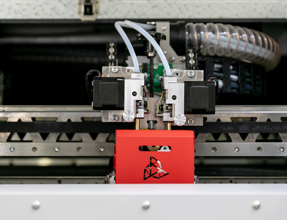 De 3DGence INDUSTRY F350 is een dual extruder FDM 3D-printer die is ontworpen voor industriële toepassingen waar nauwkeurigheid, snelheid, comfort en veiligheid van het gehele 3D-printproces cruciaal zijn.  De INDUSTRY F350 is geschikt voor het werken met een breed scala aan technische materialen, waaronder de hoogwaardige thermoplasten.  Print hoogwaardige materialen van technische kwaliteit op één machine .
