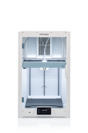 Ultimaker S7. De nieuwe s7 heeft verbeterde specs van de s5 en onder andere voorzien van een flexible bouwplaat, een actieve fail sensor welke in kan grijpen wanneer een print dreigt te mislukken.