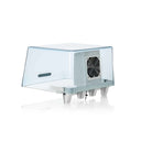 Ultimaker S5 Air Manager BETROUWBAAR EN VEILIG De Air Manager zorgt voor een betere werkomgeving door een gesloten behuizing te bieden, met behulp van een stille ventilator en een luchtfilter die de lucht zuivert van 95% van alle fijnstof die vrijkomt bij het printen.